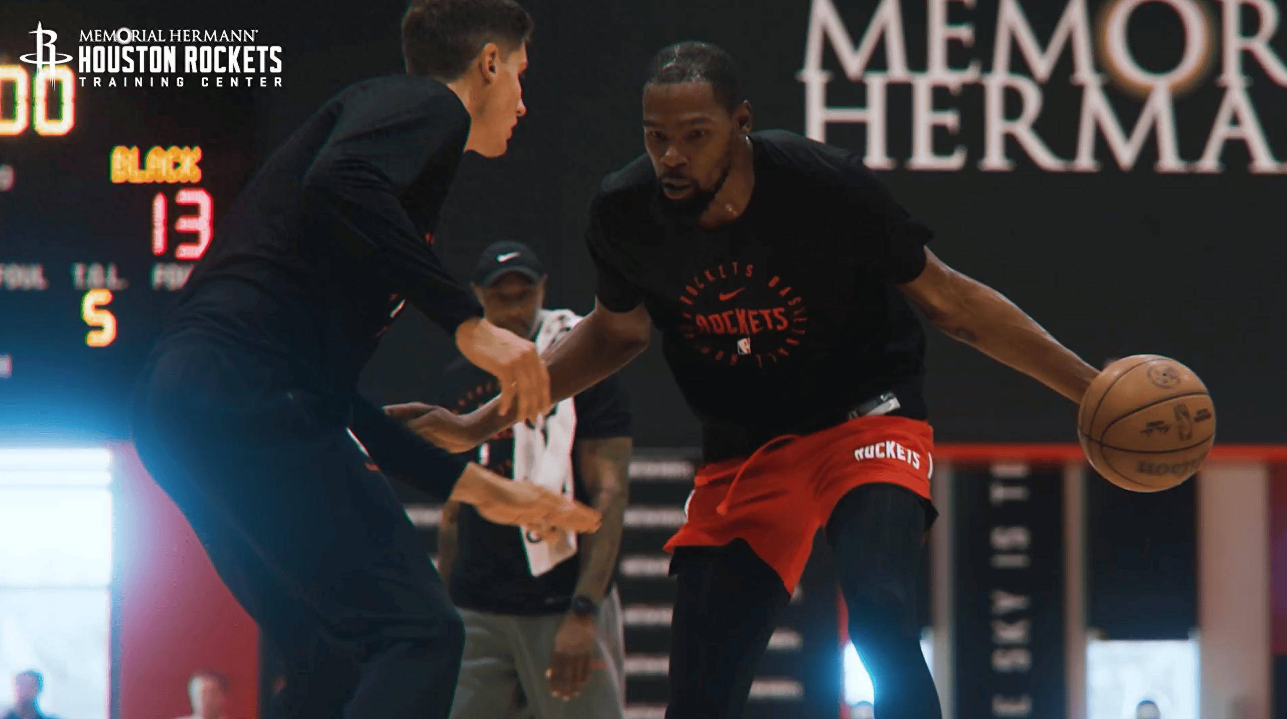 杜兰特迎来十五赛季出色发挥，利物浦观众热烈欢呼！再创辉煌时刻(黄莺莺老歌曲哭砂)