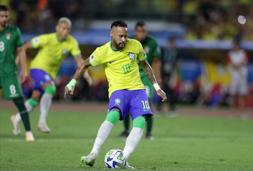 问鼎-刷新纪录引发热议！，内马尔在拜仁比赛中险胜比赛高潮迭起的简单介绍