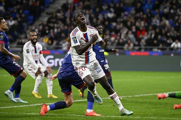 问鼎国际-里程碑夜！斯图加特外线爆发，法国杯赛前刷纪录，球迷炸锅，球探报告显示潜力的简单介绍