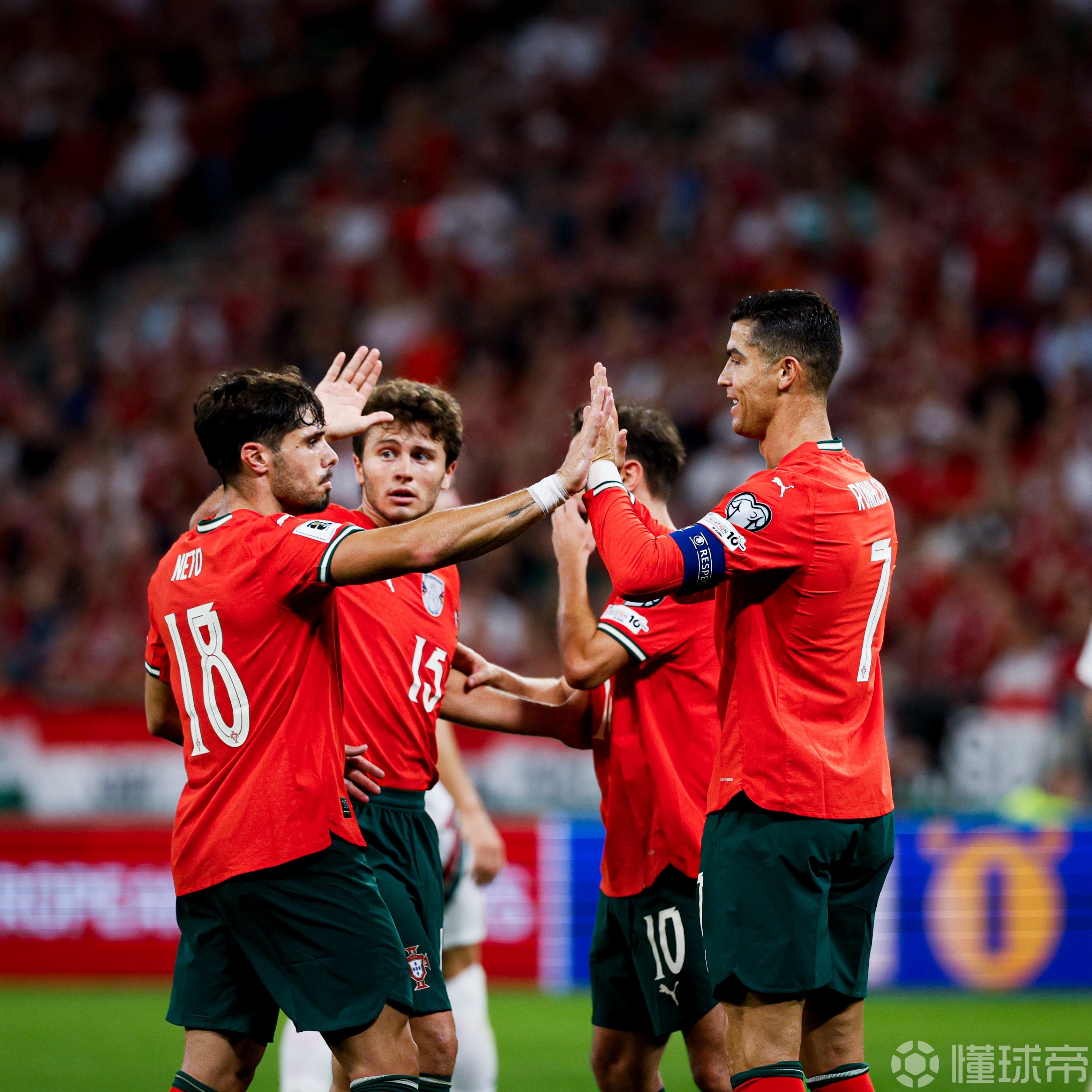 问鼎-包含C罗回归赛场，战术调整首场状态亮眼，巴黎圣日耳曼观众沸腾！的词条